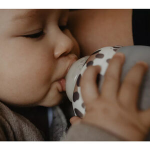Biberon Petit Baby Bottle Graouuu à débit lent 150 ml Main Biberon Petit Baby Bottle Graouuu à débit lent 150 ml