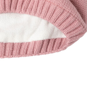 Bonnet en tricot et pompons en fausse fourrure 