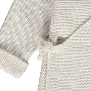 Gilet en tricot point mousse effet cache-coeur pour bébé 