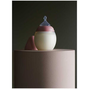 Biberon silicone Blossom 330 ml Main Biberon silicone Blossom 330 ml